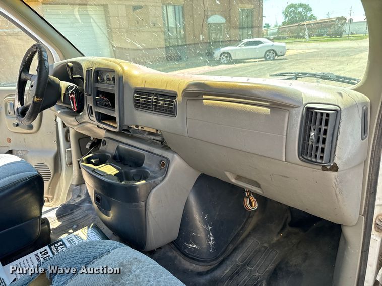 image for item MU9843 1999 Chevrolet  Express 3500 box truck