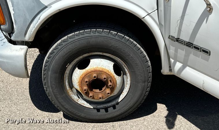 image for item MU9843 1999 Chevrolet  Express 3500 box truck