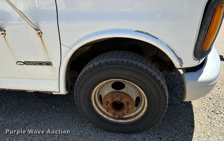 image for item MU9843 1999 Chevrolet  Express 3500 box truck