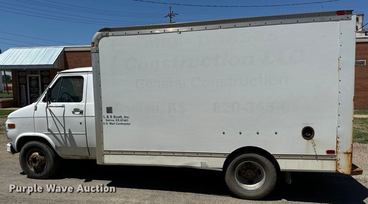 image for item MU9844 1991 Chevrolet  G30 delivery truck