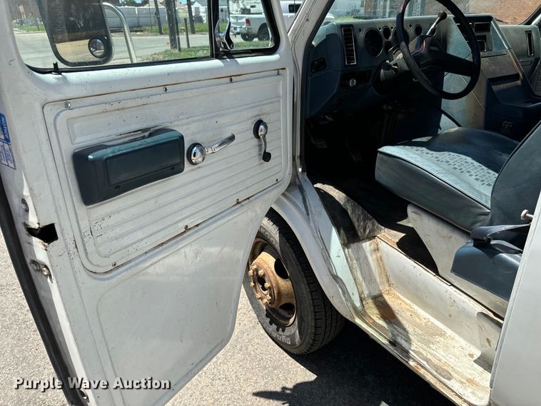 image for item MU9844 1991 Chevrolet  G30 delivery truck