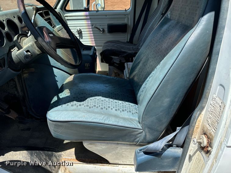 image for item MU9844 1991 Chevrolet  G30 delivery truck