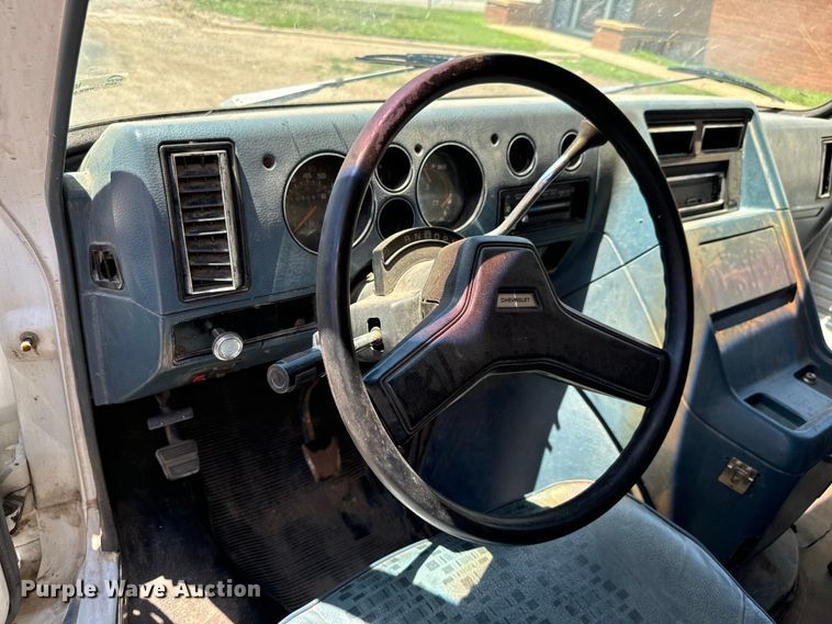 image for item MU9844 1991 Chevrolet  G30 delivery truck