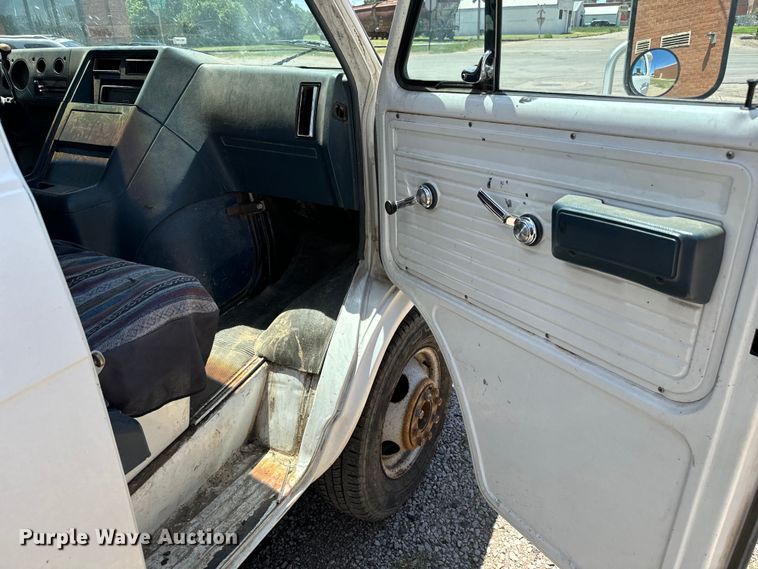 image for item MU9844 1991 Chevrolet  G30 delivery truck
