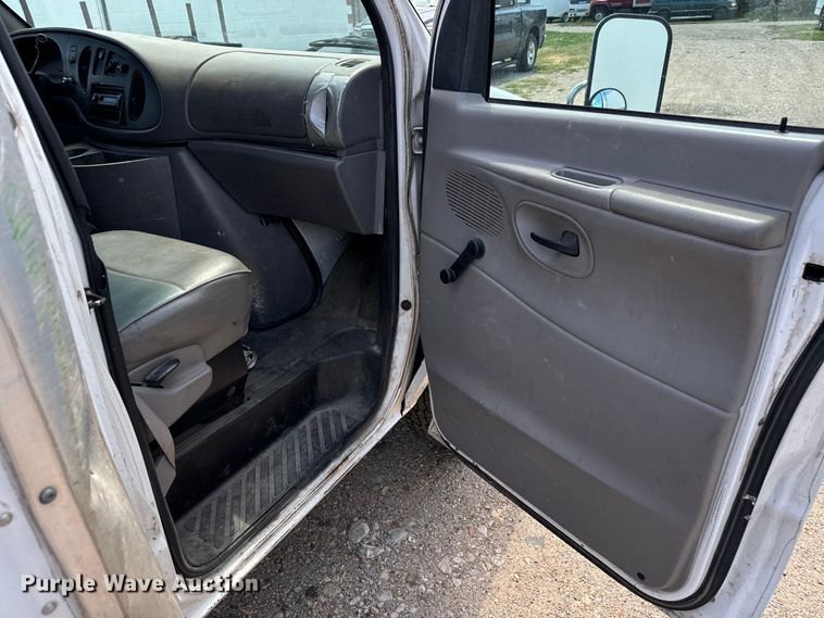 image for item MU9845 1997 Ford E350 box truck