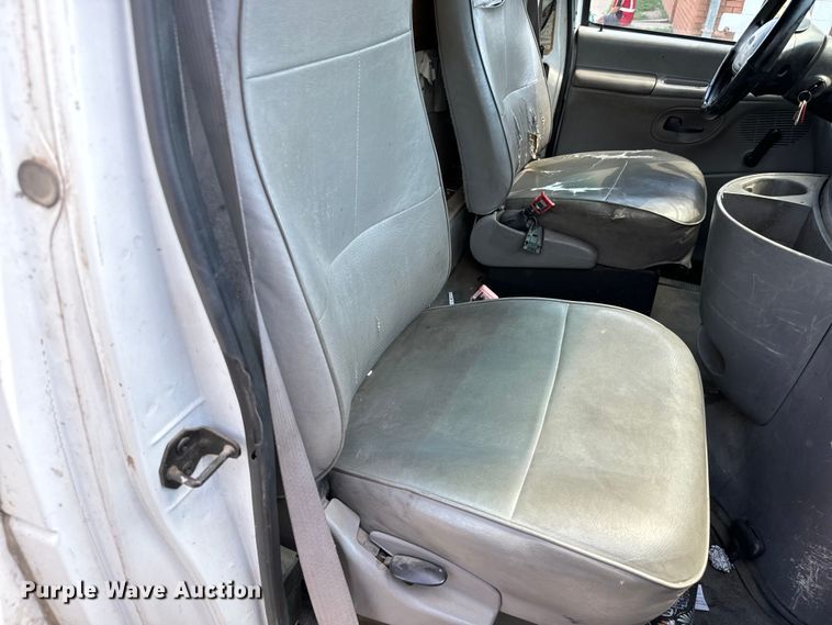 image for item MU9845 1997 Ford E350 box truck