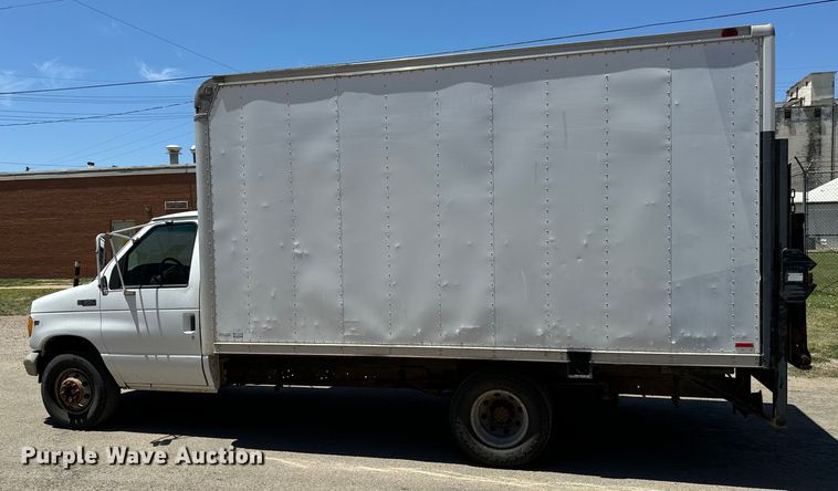image for item MU9846 2000 Ford  E350 Super Duty box truck