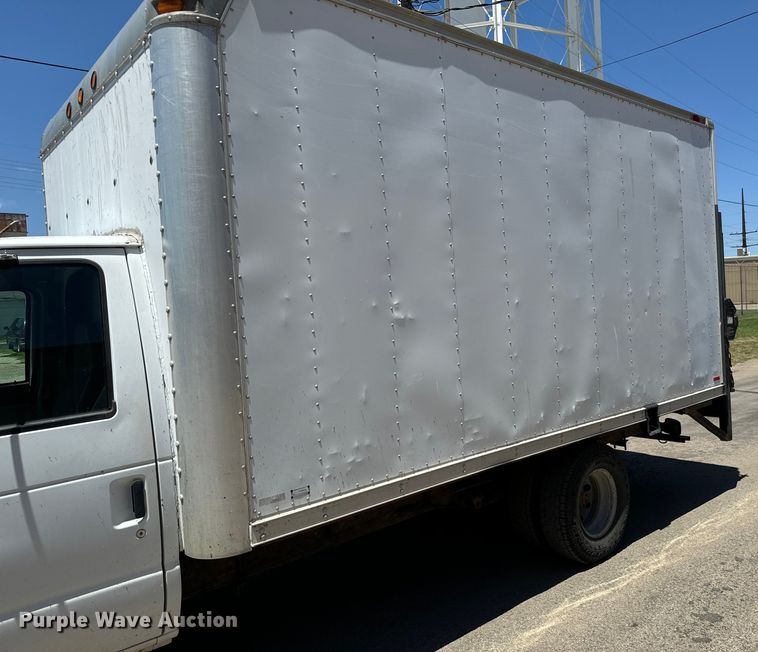 image for item MU9846 2000 Ford  E350 Super Duty box truck