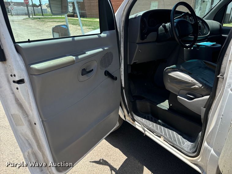 image for item MU9846 2000 Ford  E350 Super Duty box truck