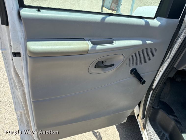 image for item MU9846 2000 Ford  E350 Super Duty box truck