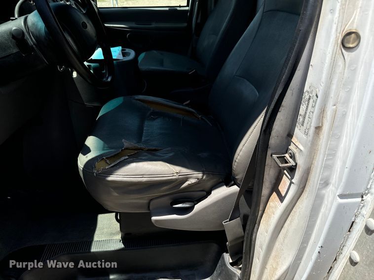 image for item MU9846 2000 Ford  E350 Super Duty box truck