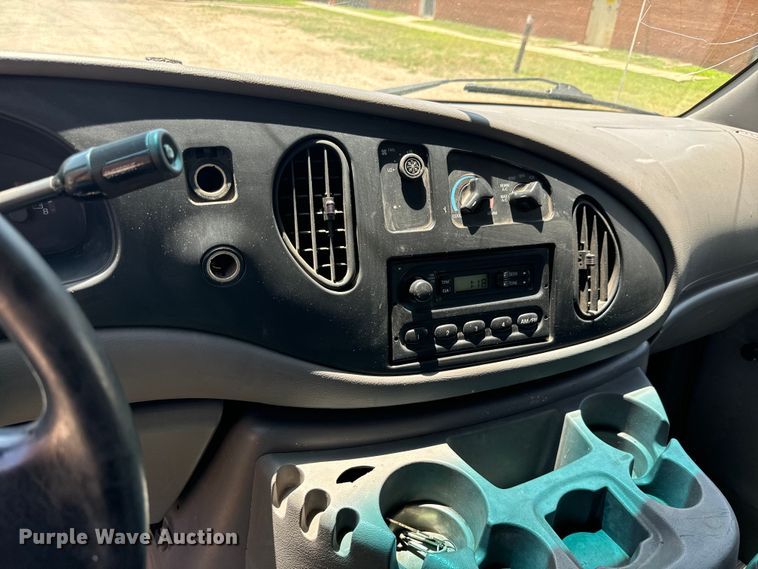 image for item MU9846 2000 Ford  E350 Super Duty box truck