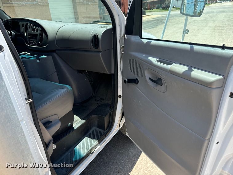 image for item MU9846 2000 Ford  E350 Super Duty box truck