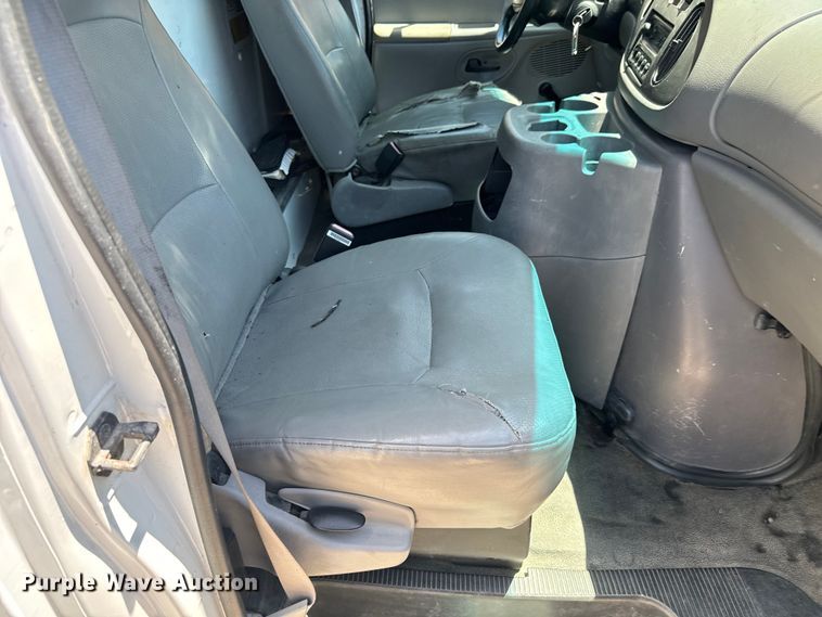 image for item MU9846 2000 Ford  E350 Super Duty box truck