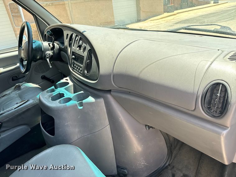 image for item MU9846 2000 Ford  E350 Super Duty box truck