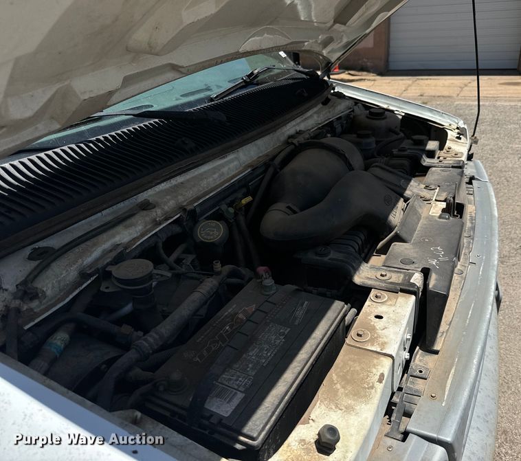 image for item MU9846 2000 Ford  E350 Super Duty box truck