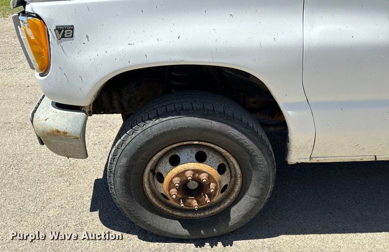 image for item MU9846 2000 Ford  E350 Super Duty box truck