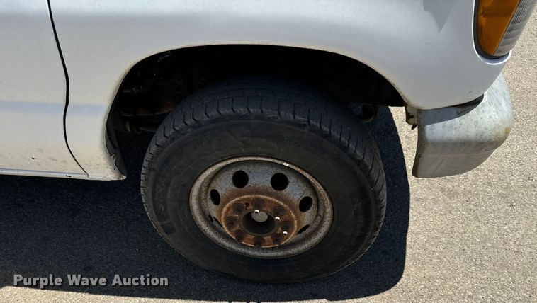 image for item MU9846 2000 Ford  E350 Super Duty box truck