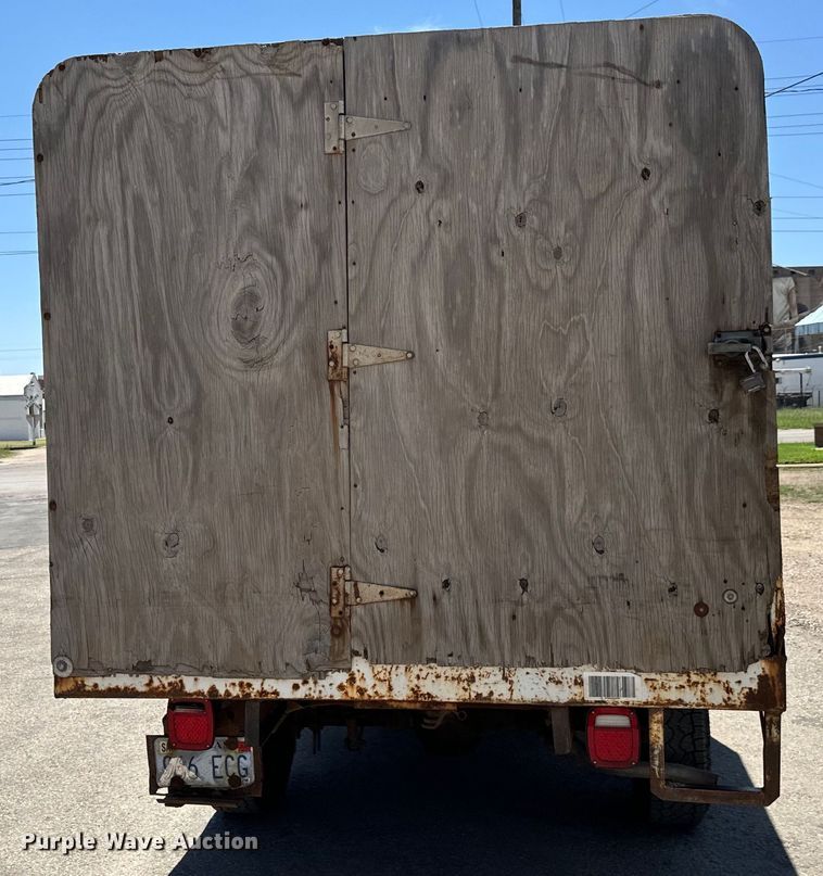 image for item MU9847 1998 GMC  Sierra 1500 box truck