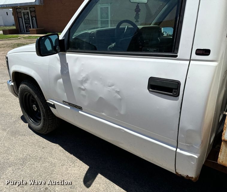 image for item MU9847 1998 GMC  Sierra 1500 box truck