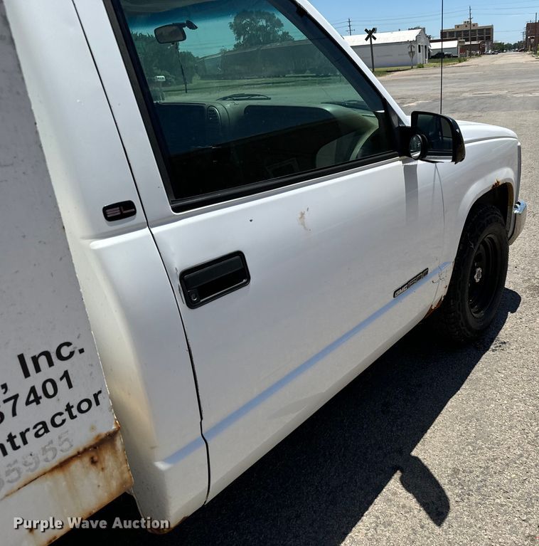 image for item MU9847 1998 GMC  Sierra 1500 box truck