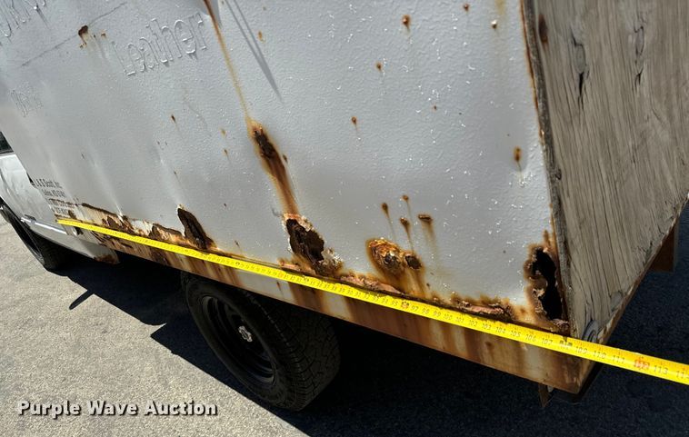 image for item MU9847 1998 GMC  Sierra 1500 box truck