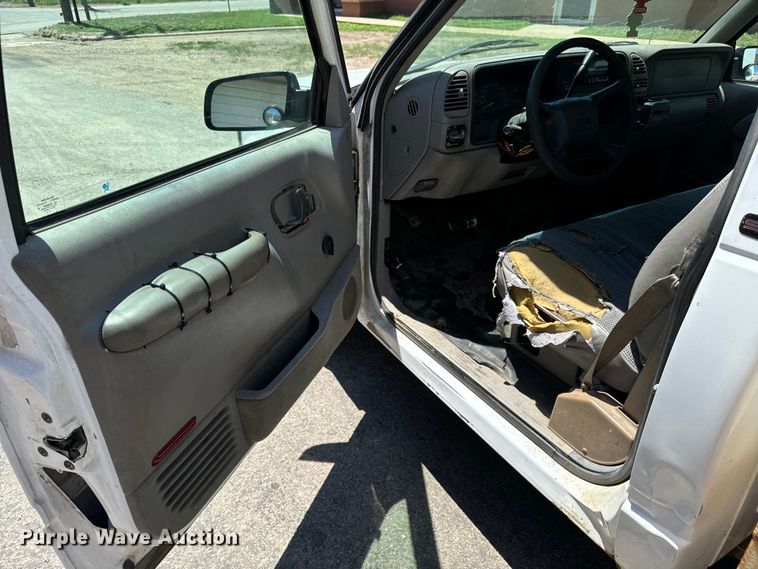 image for item MU9847 1998 GMC  Sierra 1500 box truck