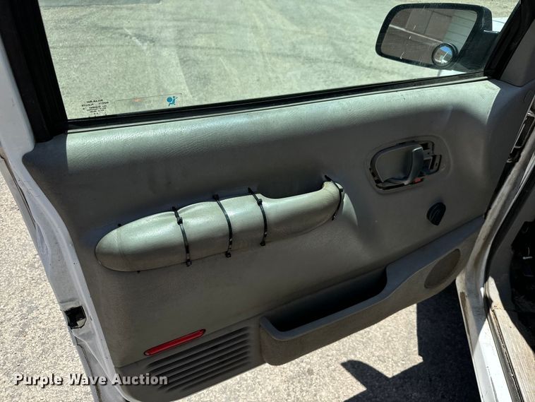 image for item MU9847 1998 GMC  Sierra 1500 box truck