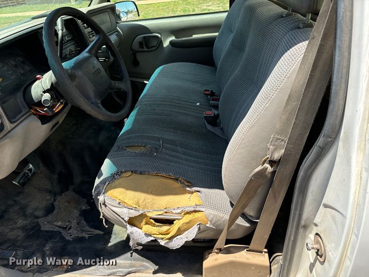 image for item MU9847 1998 GMC  Sierra 1500 box truck