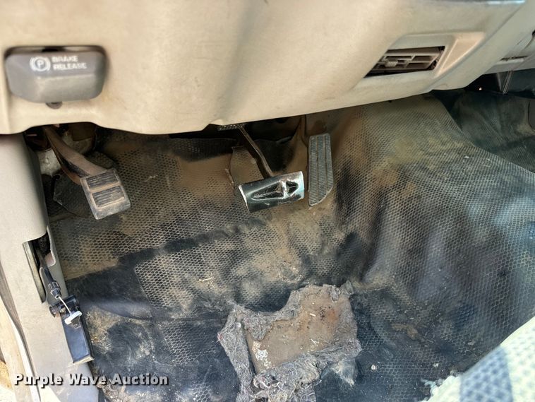 image for item MU9847 1998 GMC  Sierra 1500 box truck