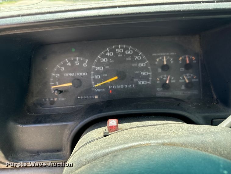 image for item MU9847 1998 GMC  Sierra 1500 box truck