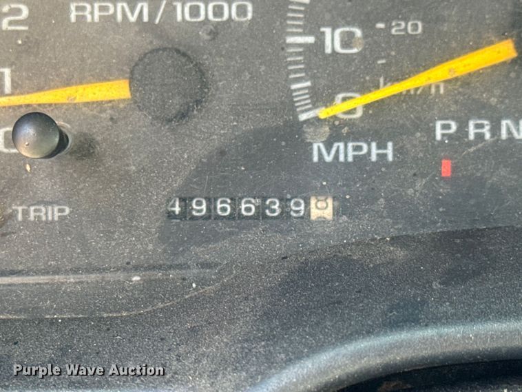 image for item MU9847 1998 GMC  Sierra 1500 box truck