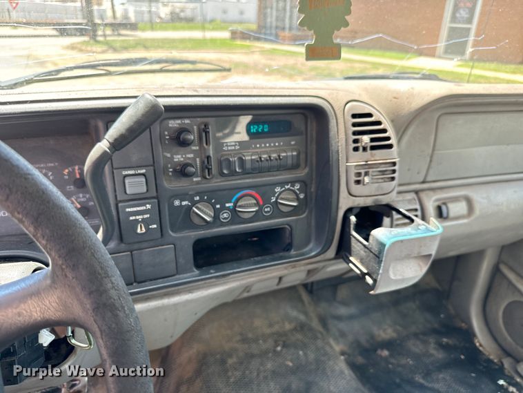 image for item MU9847 1998 GMC  Sierra 1500 box truck