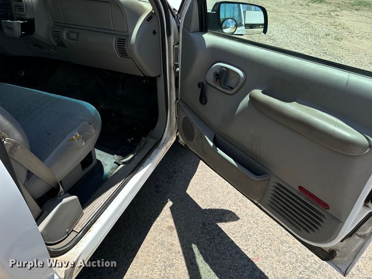 image for item MU9847 1998 GMC  Sierra 1500 box truck