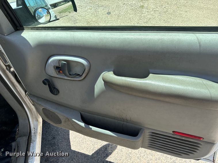 image for item MU9847 1998 GMC  Sierra 1500 box truck