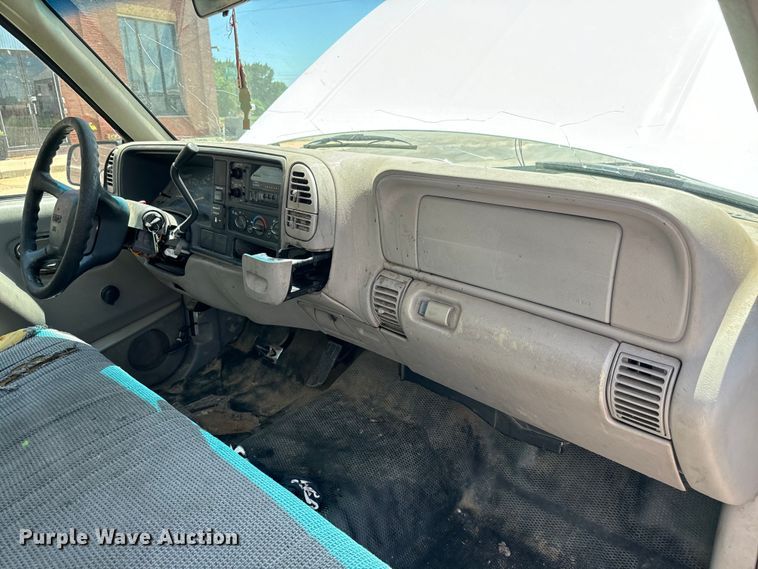 image for item MU9847 1998 GMC  Sierra 1500 box truck