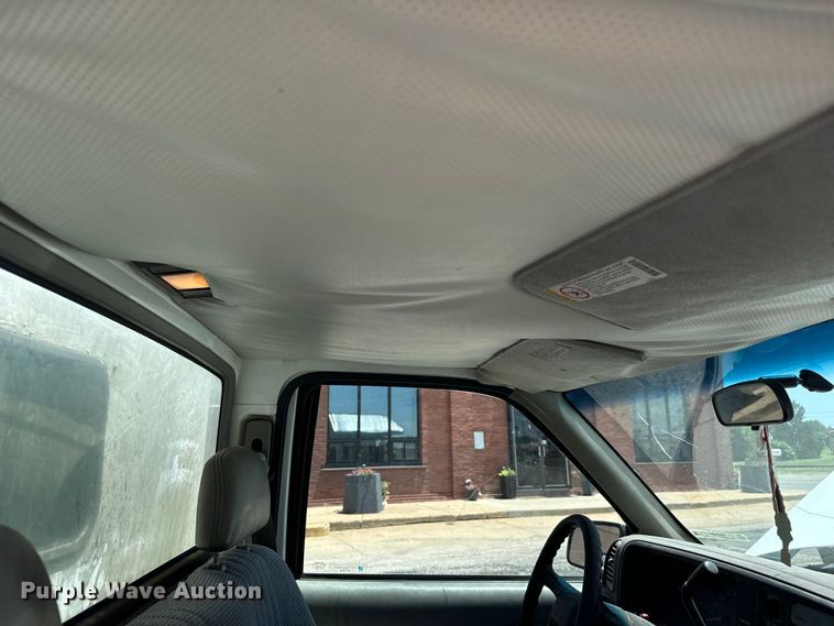 image for item MU9847 1998 GMC  Sierra 1500 box truck