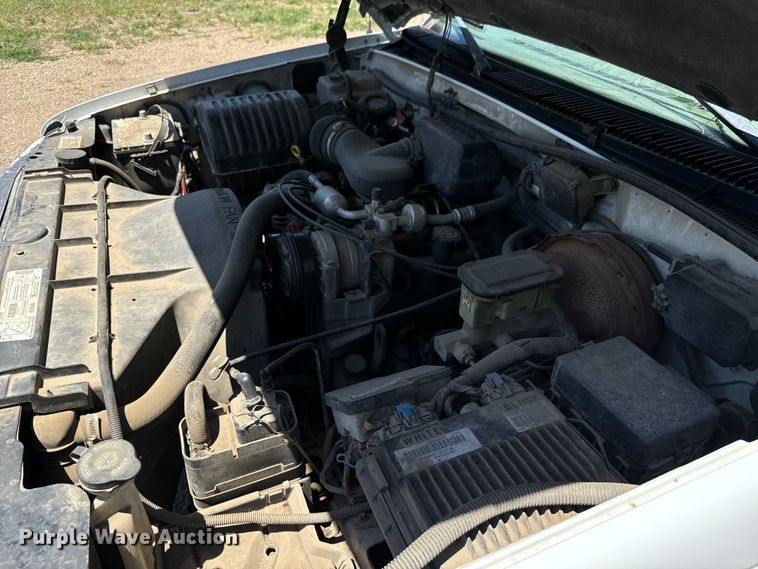 image for item MU9847 1998 GMC  Sierra 1500 box truck