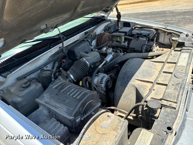 image for item MU9847 1998 GMC  Sierra 1500 box truck