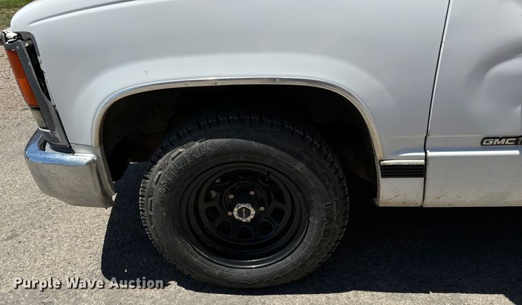 image for item MU9847 1998 GMC  Sierra 1500 box truck