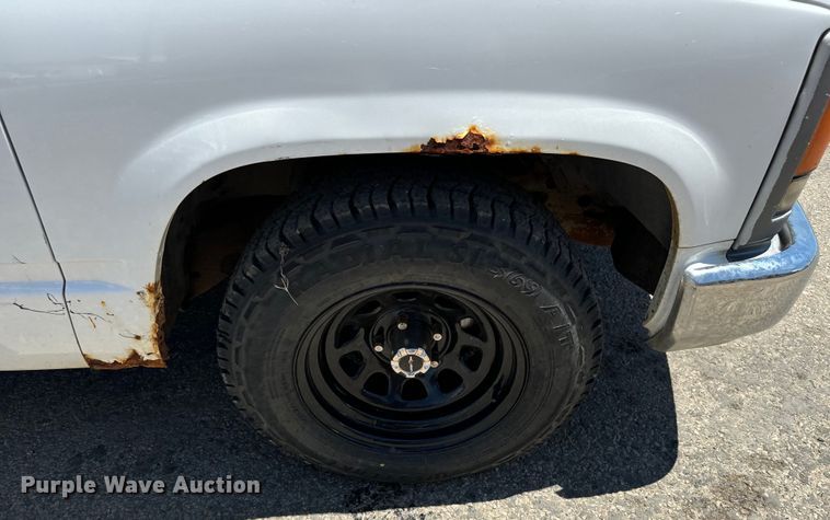 image for item MU9847 1998 GMC  Sierra 1500 box truck