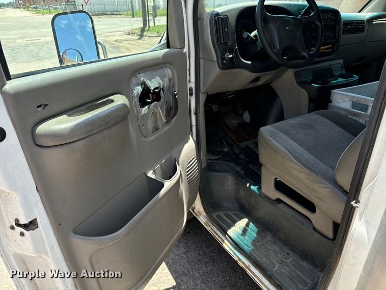 image for item MU9848 1998 Chevrolet  Express G3500 box truck