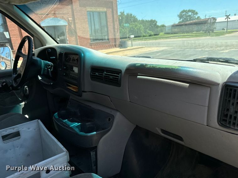 image for item MU9848 1998 Chevrolet  Express G3500 box truck