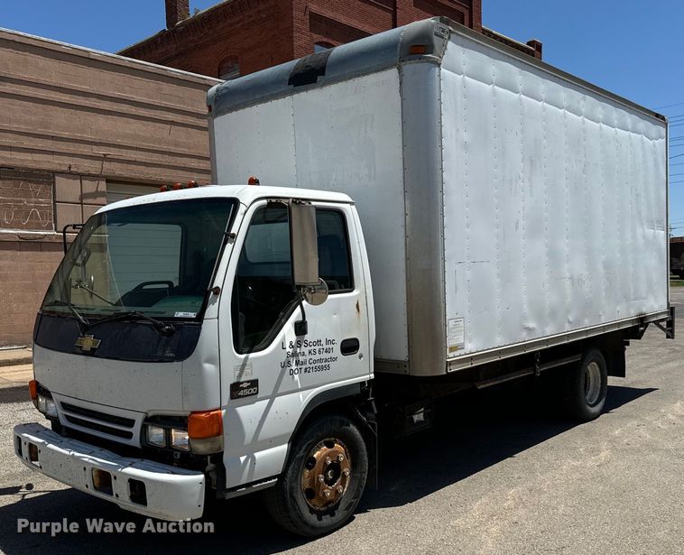 image for item MU9849 2001 Chevrolet  W4500 box truck