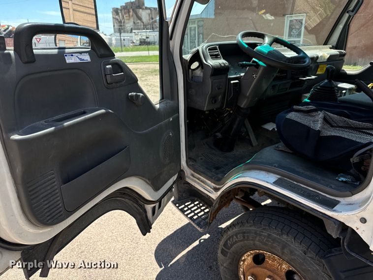 image for item MU9849 2001 Chevrolet  W4500 box truck