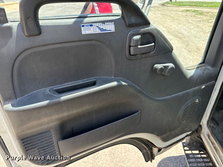 image for item MU9849 2001 Chevrolet  W4500 box truck