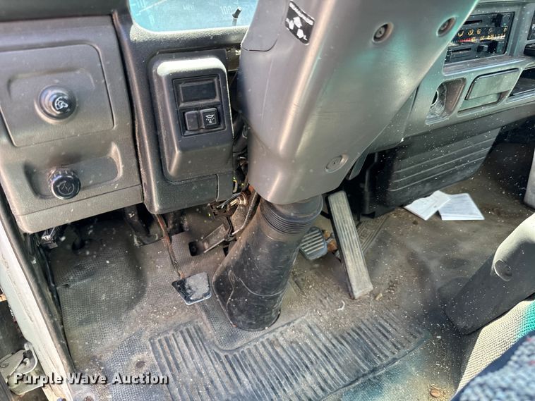 image for item MU9849 2001 Chevrolet  W4500 box truck