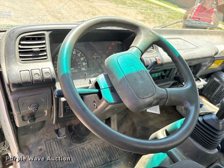 image for item MU9849 2001 Chevrolet  W4500 box truck