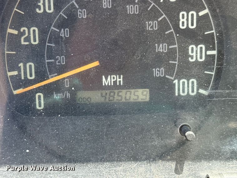 image for item MU9849 2001 Chevrolet  W4500 box truck