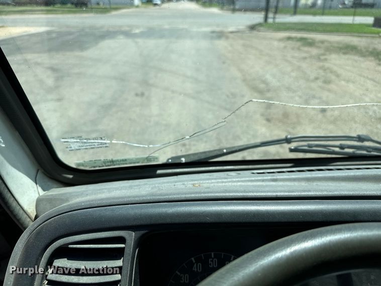 image for item MU9849 2001 Chevrolet  W4500 box truck